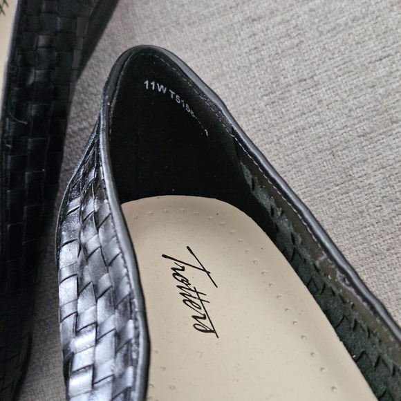 Trotters Liz Women's Sz 11M Black Leather Woven Loafers Flat Shoes - Picture 7 of 7